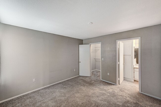 Building Photo - Spacious 2-Bed Condo with Balcony in Gated Community!