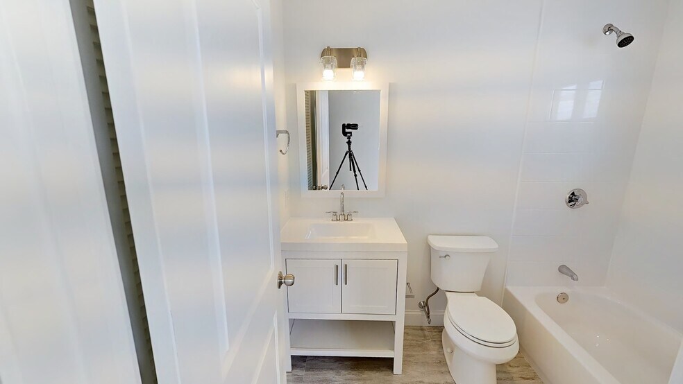 Building Photo - 42 Hano St