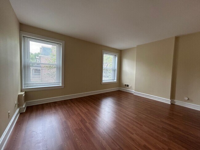 Building Photo - 802 N Van Buren St