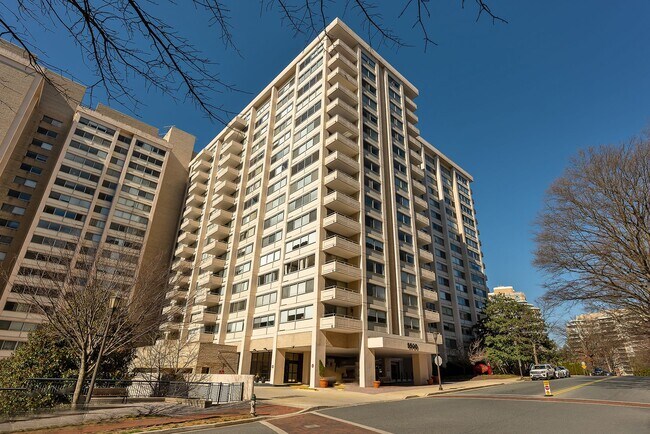 Building Photo - Sunny Renovated Studio w/Utilities Include...