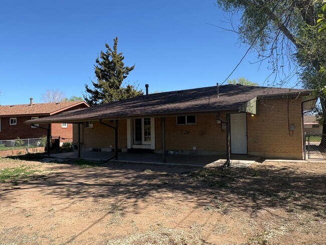 Building Photo - Newly Updated - Spacious 5 Bed 2 Bath Home