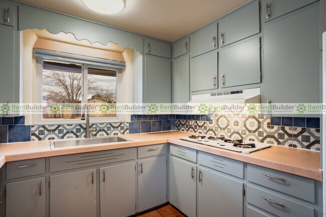 Building Photo - 1301 Alvarado Dr NE