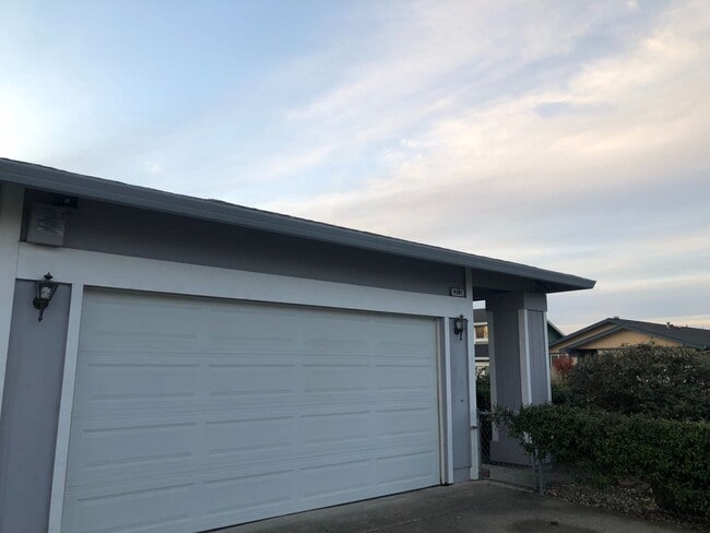 Building Photo - Lovely 3 bedroom House in G Section of Rohnert Park Available Soon!