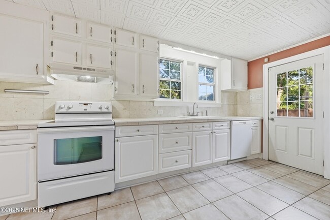 Building Photo - 1047 Cherry St