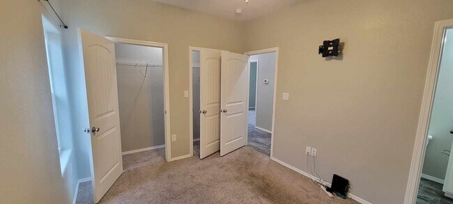 Building Photo - Beautiful property with granite countertops!