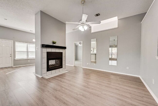 Building Photo - Garden haven 3 bed 2 bath home in H-E-B school district