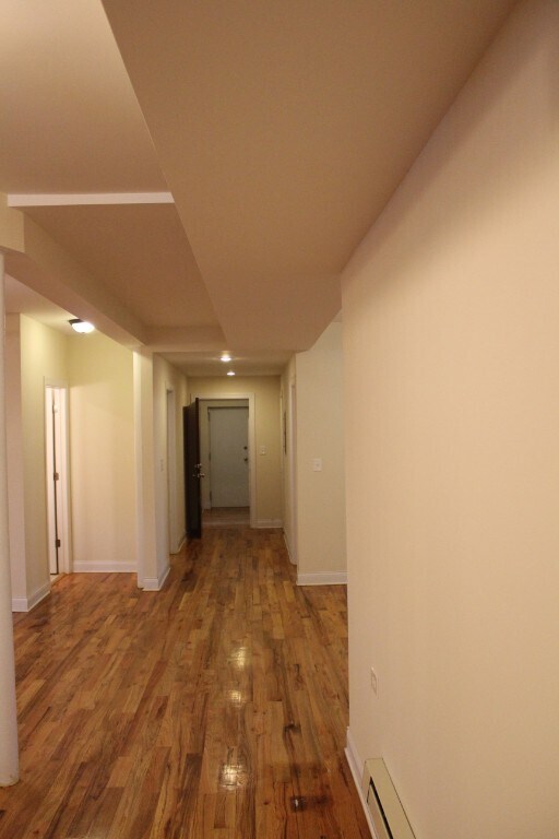 Building Photo - 1115 W Oakdale Ave