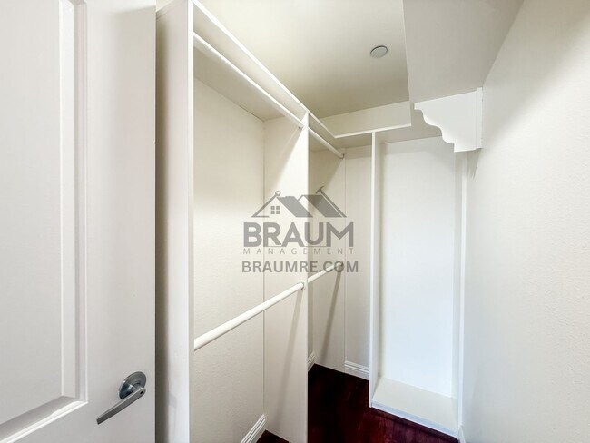 Building Photo - 332 S Virgil Ave