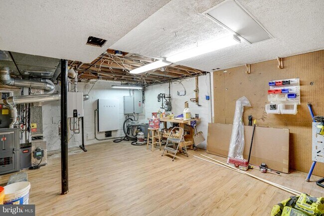 Building Photo - 5605 Eastbourne Dr