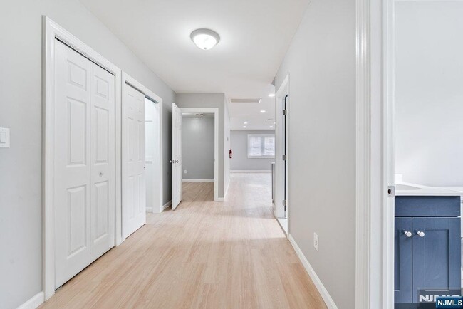 Building Photo - 16 John St