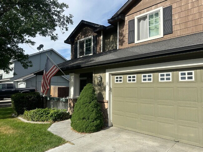 Building Photo - "Spacious 4-Bedroom Gem with 2.5 Bathrooms...
