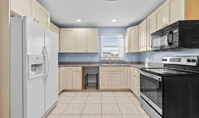 Building Photo - 141 NE Naranja Ave
