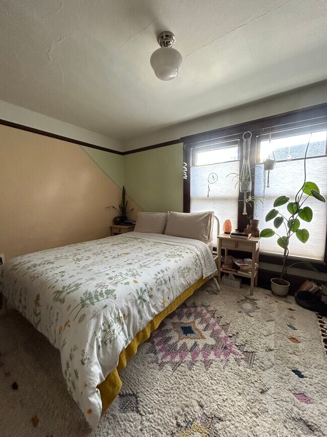 Primary bedroom - 6123 SE Harold St