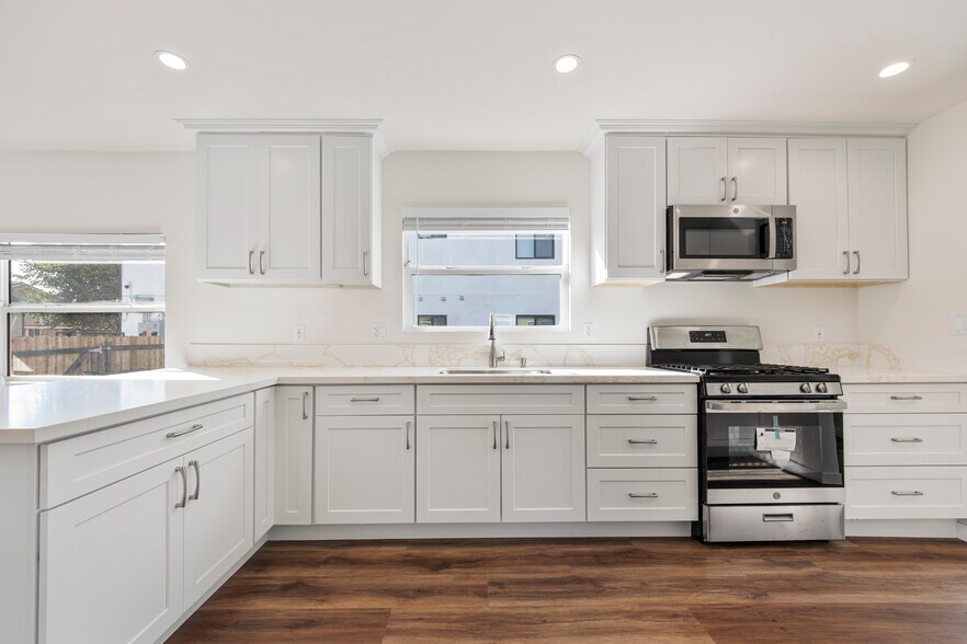 Building Photo - 1443 W 36th Pl