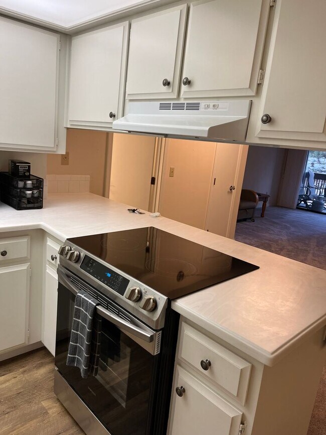 Building Photo - Spacious 1 bed, 2 bath condo - Available December 1st ($2500/month)
