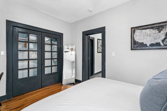 Building Photo - 1143 W 41st Terrace