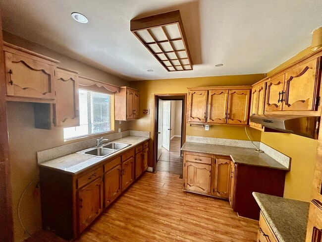 Building Photo - Beautiful 3 Bed Home For Rent!