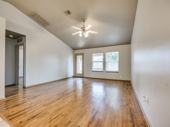 Building Photo - Charming 3-Bedroom Home in the Desirable V...