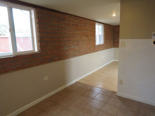 Building Photo - Charming Bungalow Guest House with utilities in Central Tucson