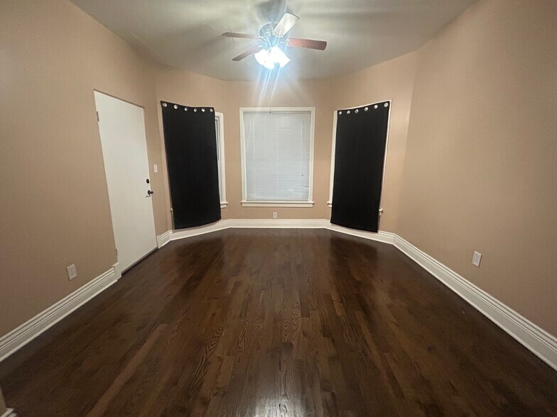 Building Photo - 5653 W Montrose Ave