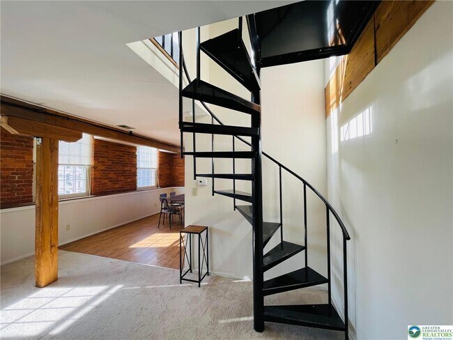 Building Photo - 101 W Race St