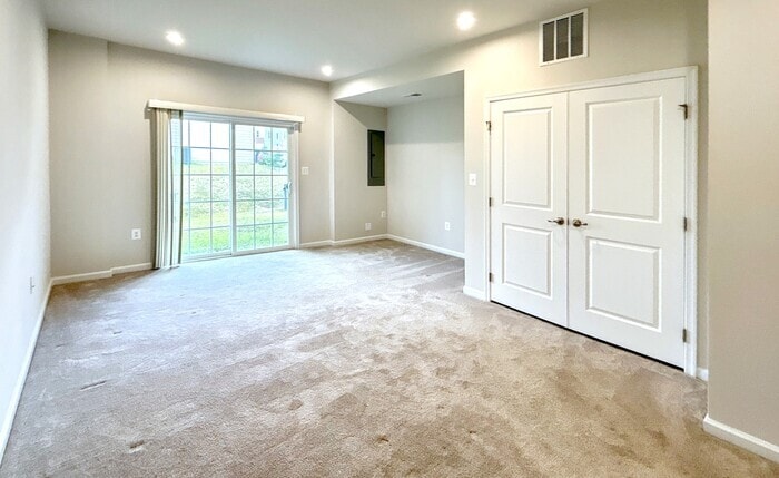 Building Photo - 502 River Crest Way