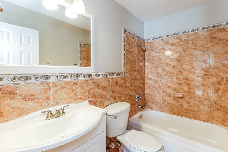 Building Photo - 390 Newbury Ct