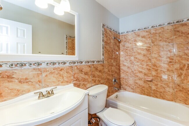 Building Photo - 390 Newbury Ct