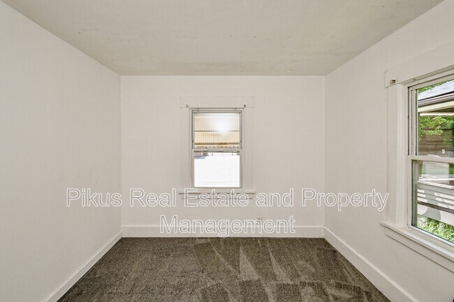 Building Photo - 1328 Struble Ave NE