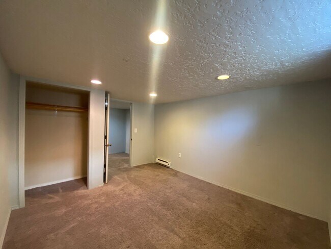 Building Photo - 4 bedrooms, 1.5 baths Millwood-20x30 shop ...
