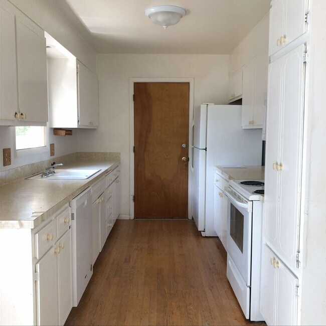 Building Photo - 1033 Cypress Dr