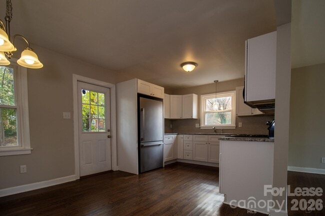 Building Photo - 4021 Crestridge Dr