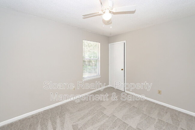 Building Photo - 1022 Oakcrest Dr