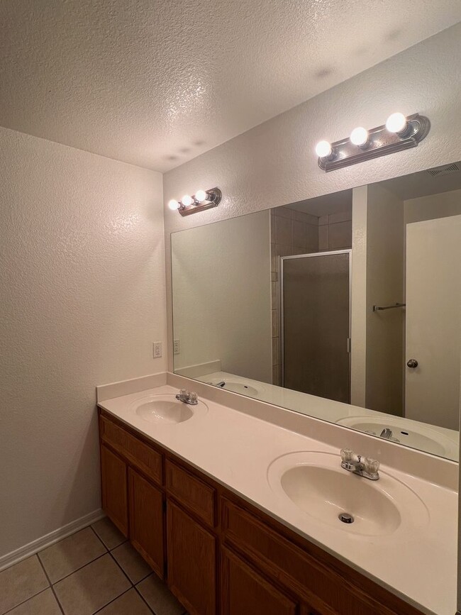 Building Photo - 1402 Chips Dr