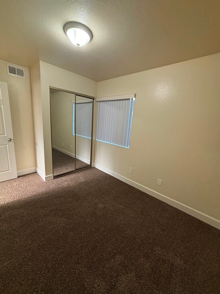 Building Photo - 705 E 52nd Pl