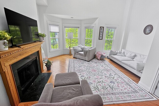 Building Photo - 4 Bedroom, 3 Bathroom Impressive Lincoln Park Duplex