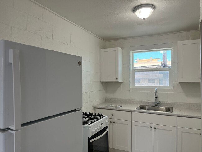 Building Photo - 1818 Kalani St