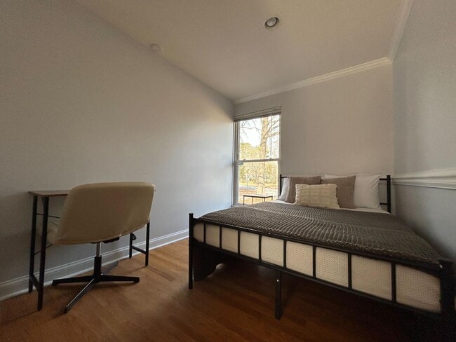 Building Photo - 900 Newcombe Rd