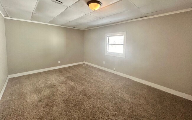 Building Photo - Charming 3-Bed, 2-Bath Home in Northeast S...