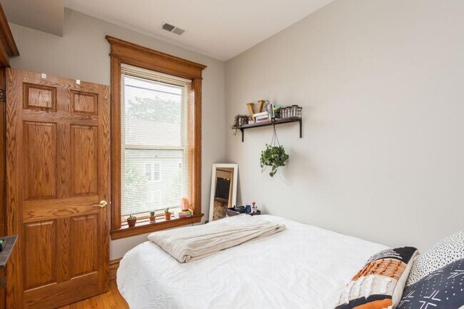 Building Photo - 3 bedroom in Chicago IL 60657