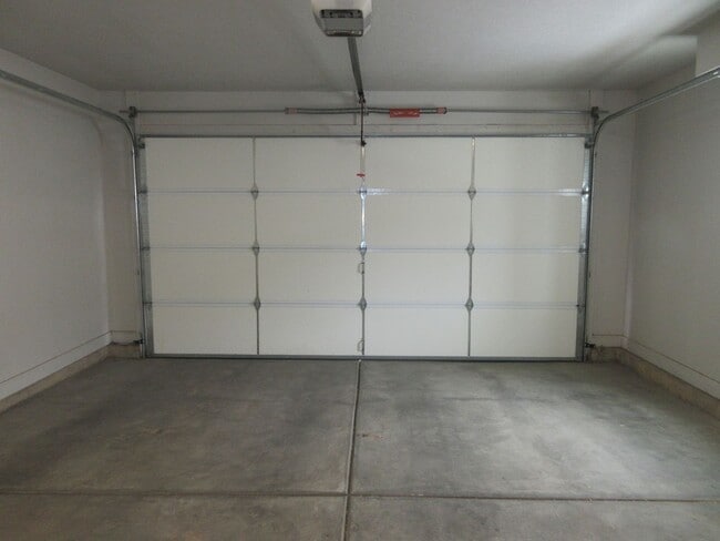 Building Photo - 3 bed -2.5 bath - Newer townhome in the he...