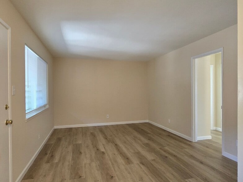 Building Photo - 844 Maryann Dr