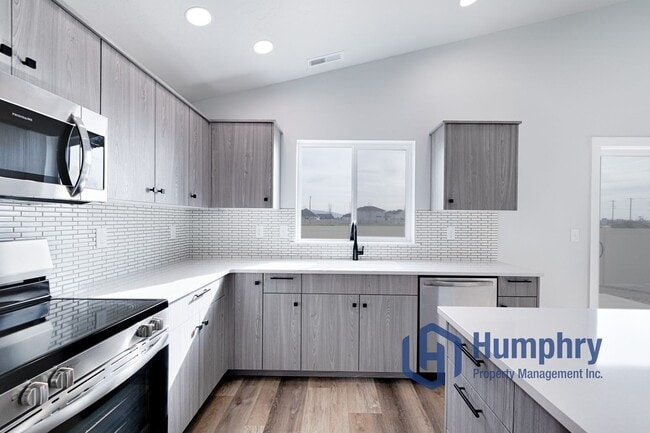 Building Photo - 4 bedroom, 2 bathroom, 2 car garage.