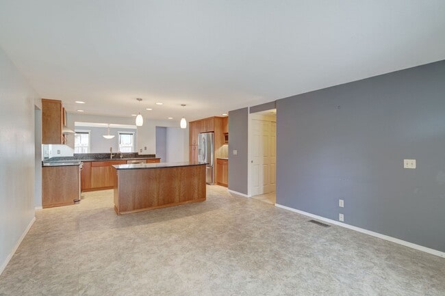 Building Photo - Kirkland Rambler with Amazing Back Yard!