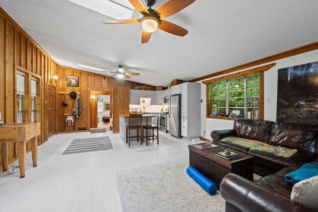 Building Photo - 2 Bedroom 1 Bath Home Next To Boulder Creek!
