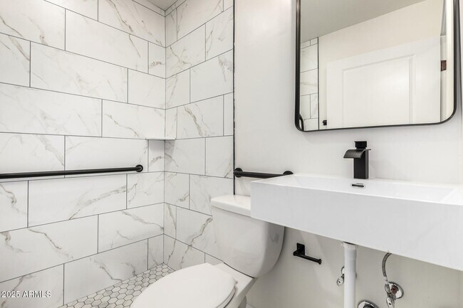 Building Photo - 1606 W Keim Dr