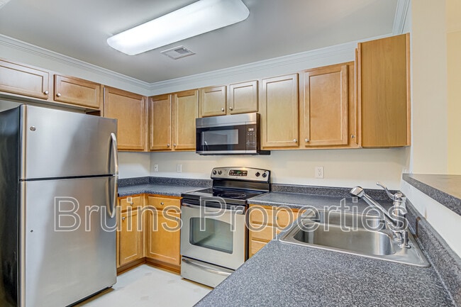 Building Photo - 7104 W Friendly Ave