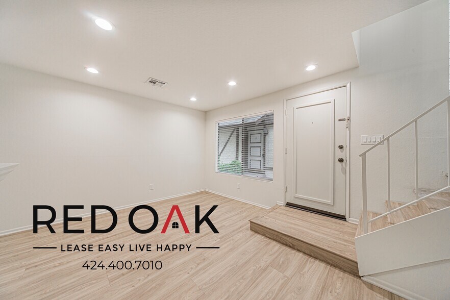 Building Photo - 15050 Moorpark St