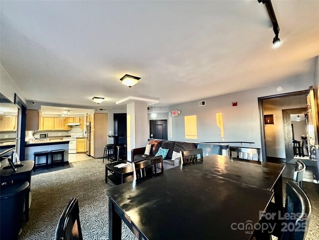 Building Photo - 718 W Trade St