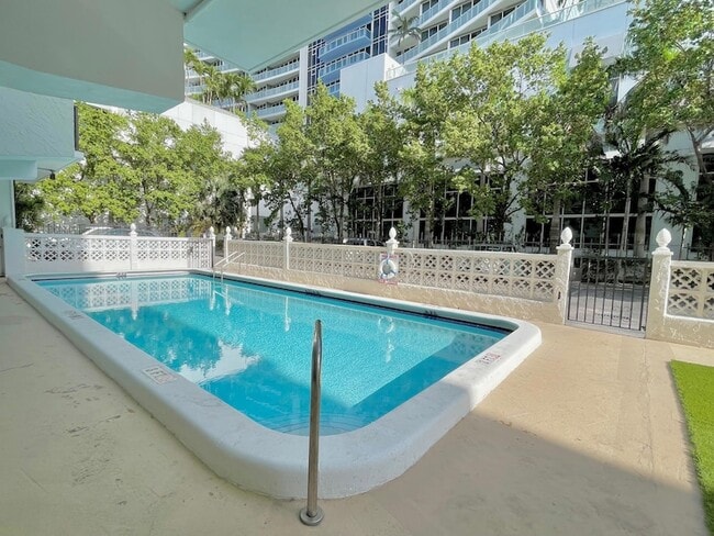 Building Photo - 3000 Riomar St